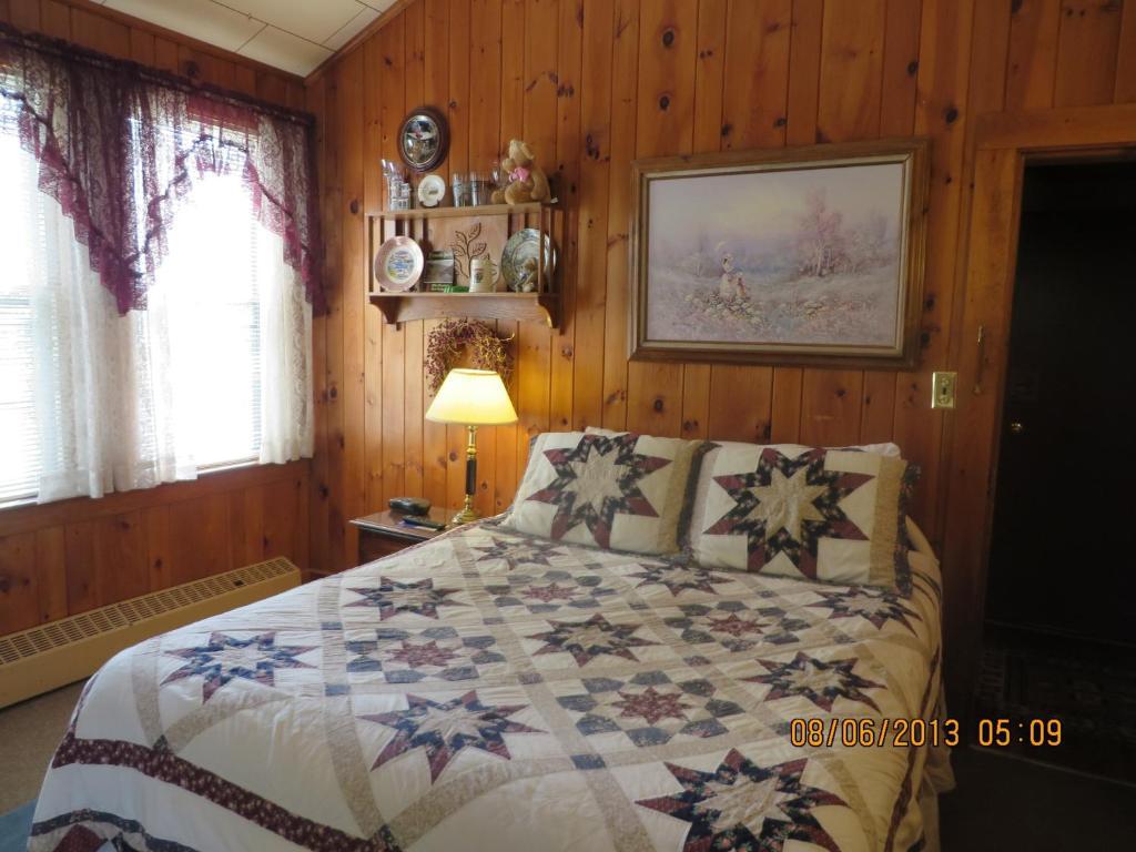 Lake Winnipesaukee - Waterfront - 526 Weirs Beach Room photo